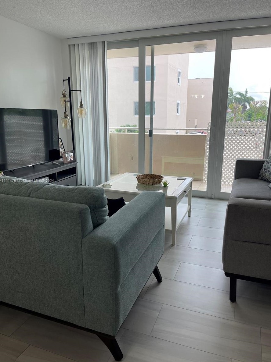 8045 Nw 7th St #2210, Miami, FL 33126