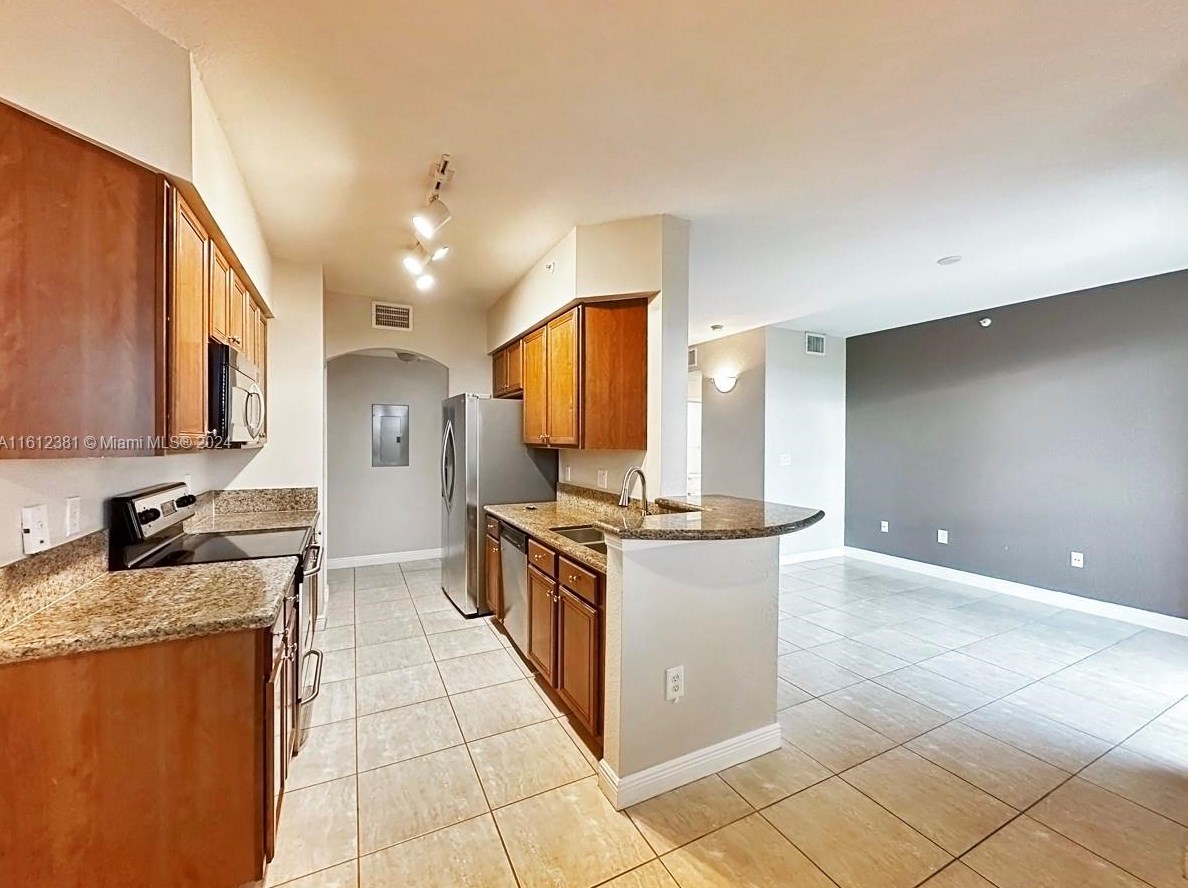 9021 Sw 94th St #607, Miami, FL 33176