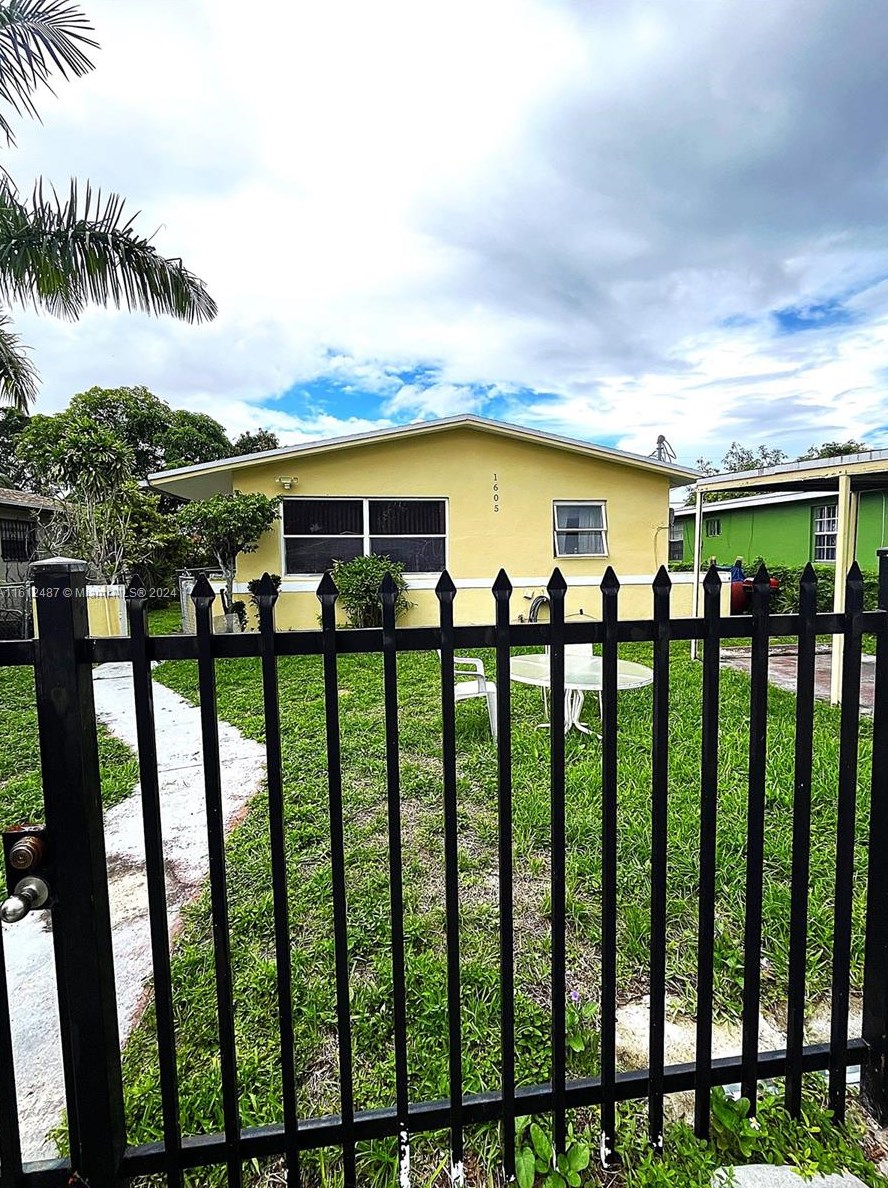 1605 117th St, Miami, FL 33167-3111