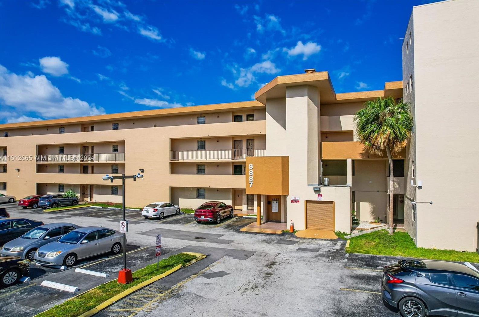 8887 Fontainebleau Blvd, Miami, FL 33172-6407