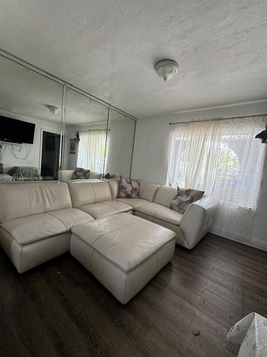 2345 1st St, Miami, FL 33135-1514