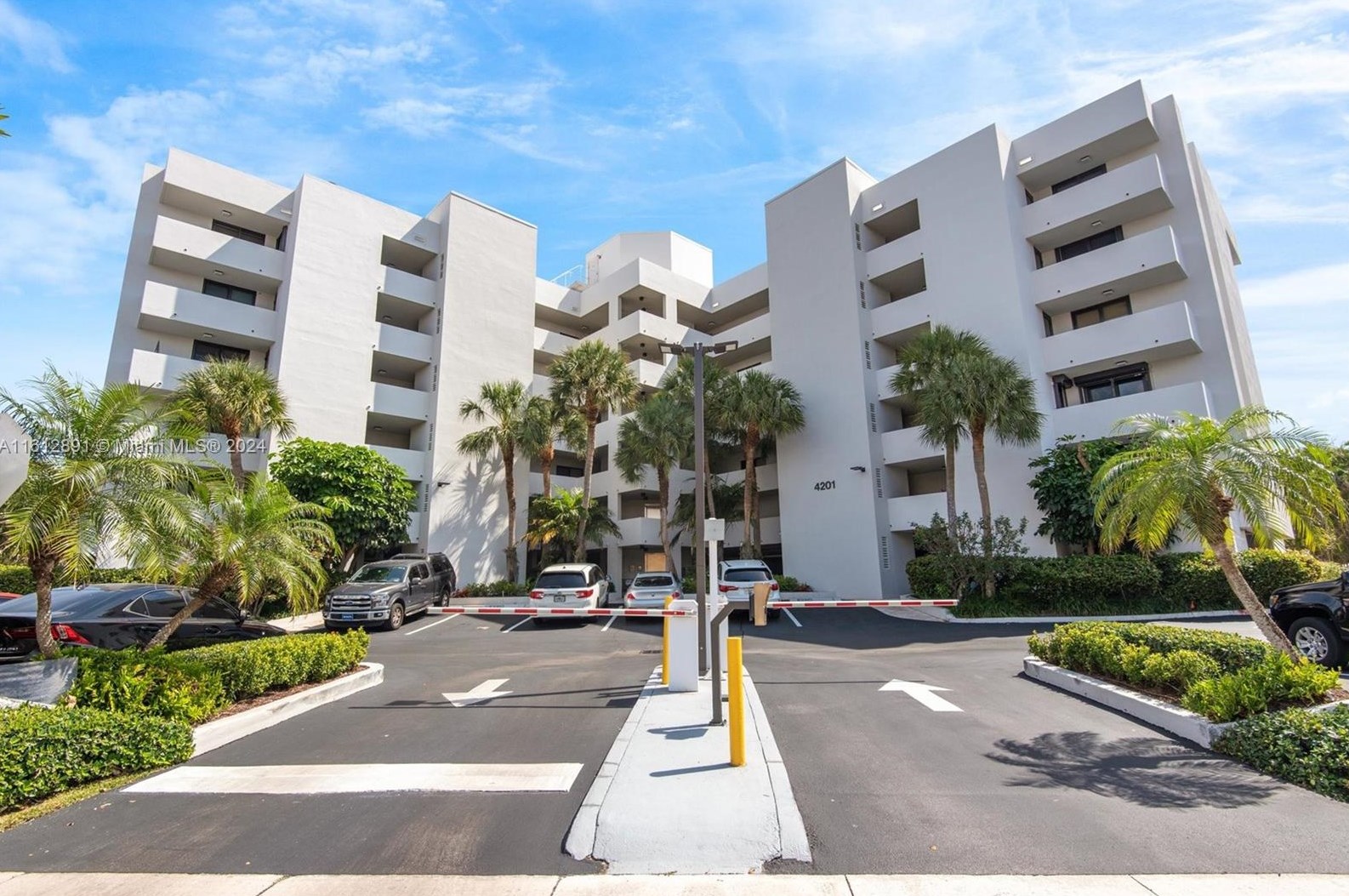 4201 Ocean Dr, Hollywood, FL 33019-4009