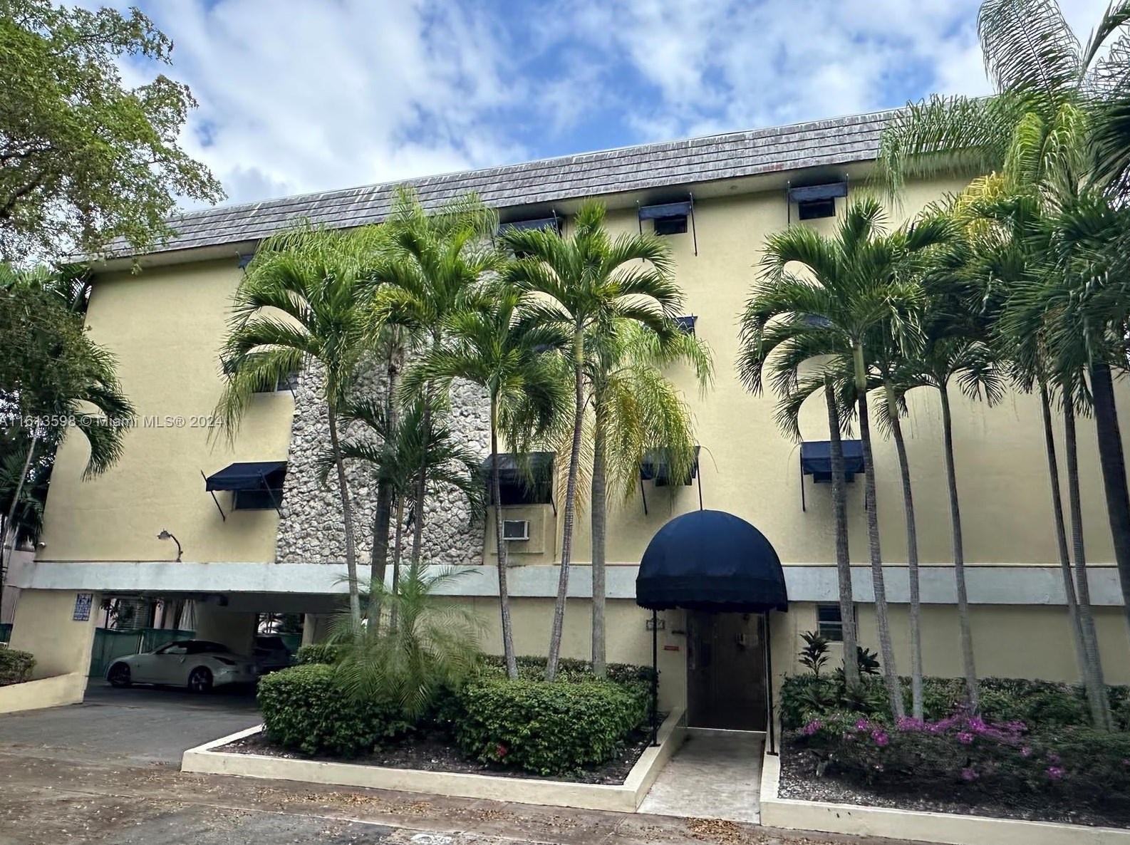 427 Santander Ave #404, Miami, FL 33134