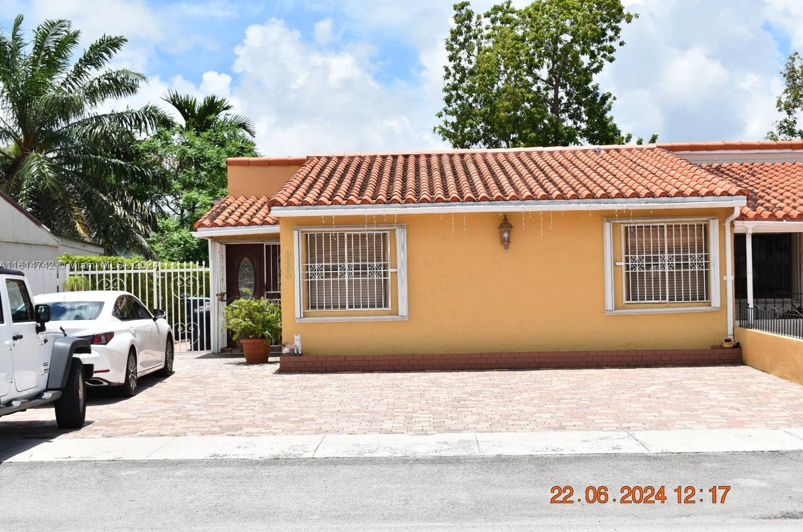 9800 2nd St, Miami, FL 33174-1937