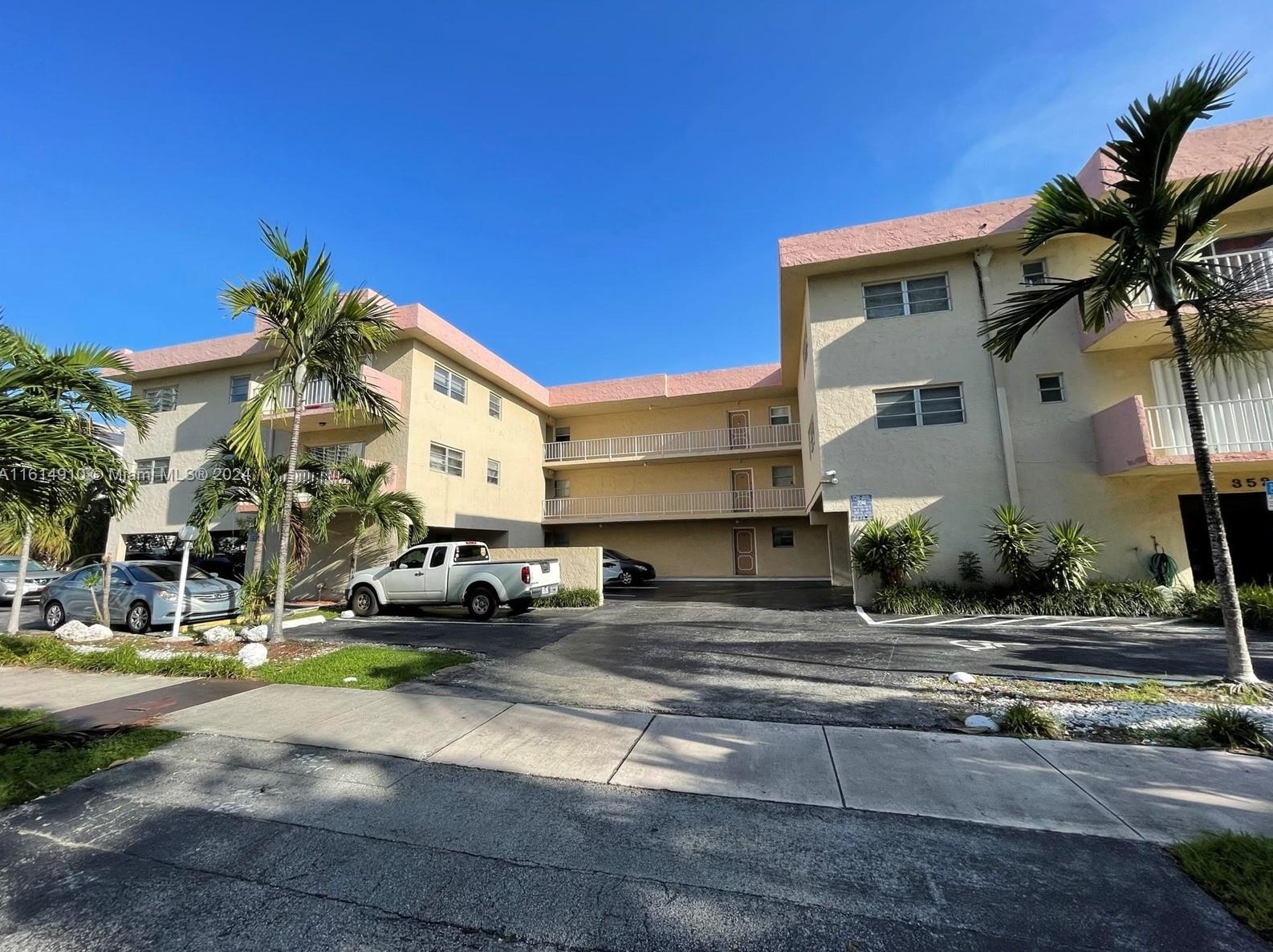 3522 Ne 171st St #103, Miami, FL 33160