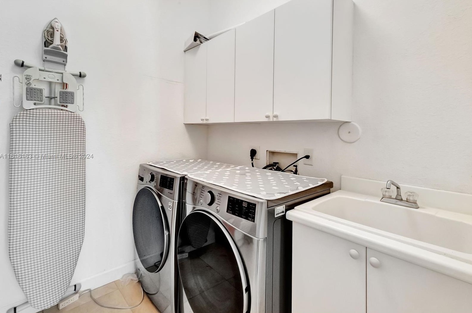 808 Spinnaker Dr, Hollywood FL 33019-5027 exterior