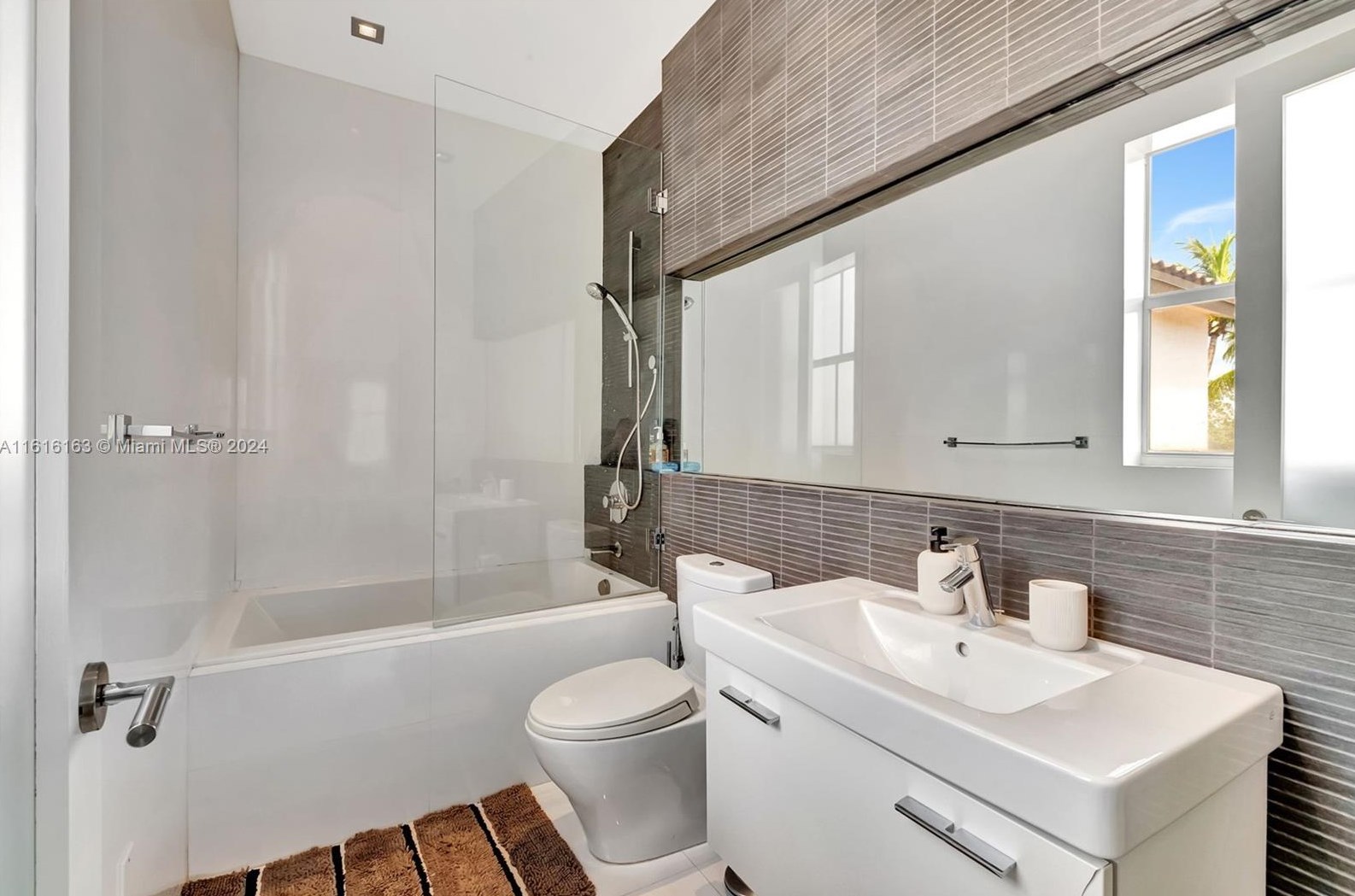 808 Spinnaker Dr, Hollywood FL 33019-5027 exterior