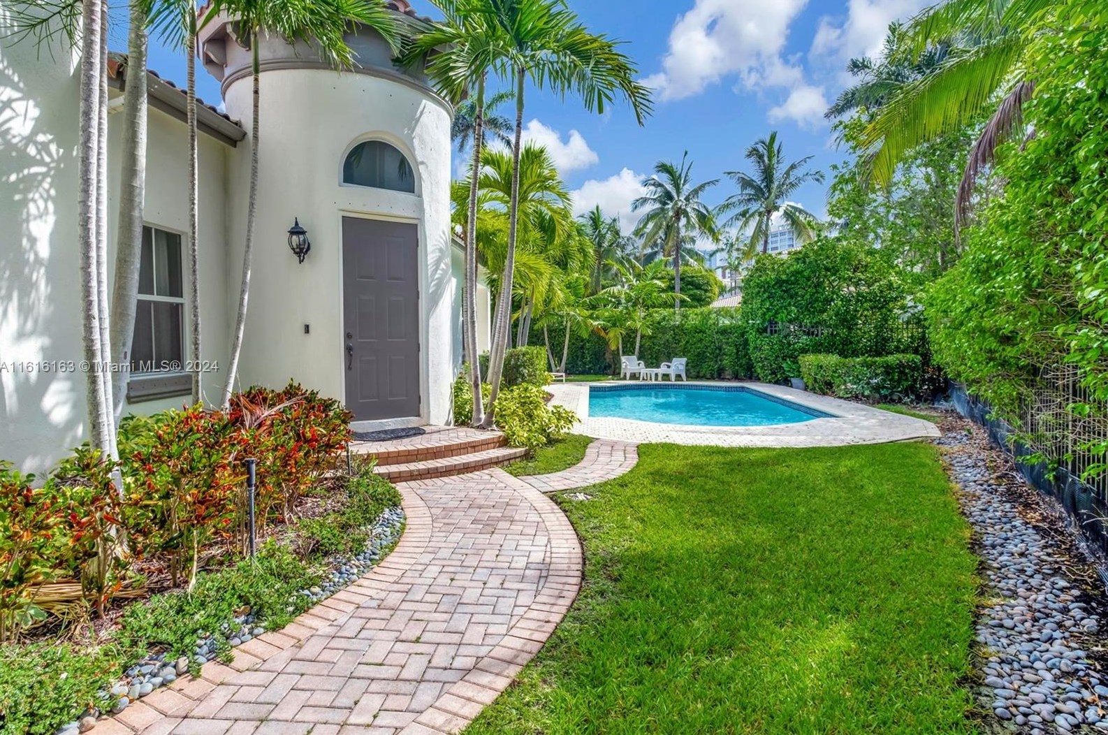 808 Spinnaker Dr, Hollywood FL 33019-5027 exterior