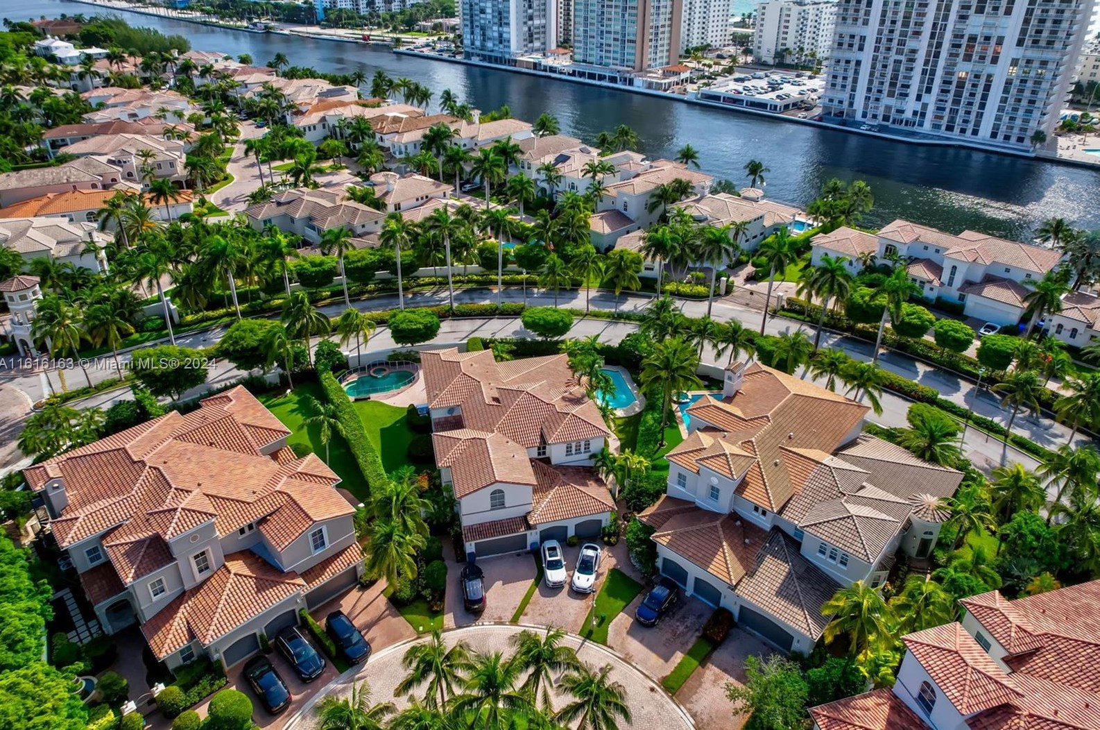 808 Spinnaker Dr, Hollywood FL 33019-5027 exterior