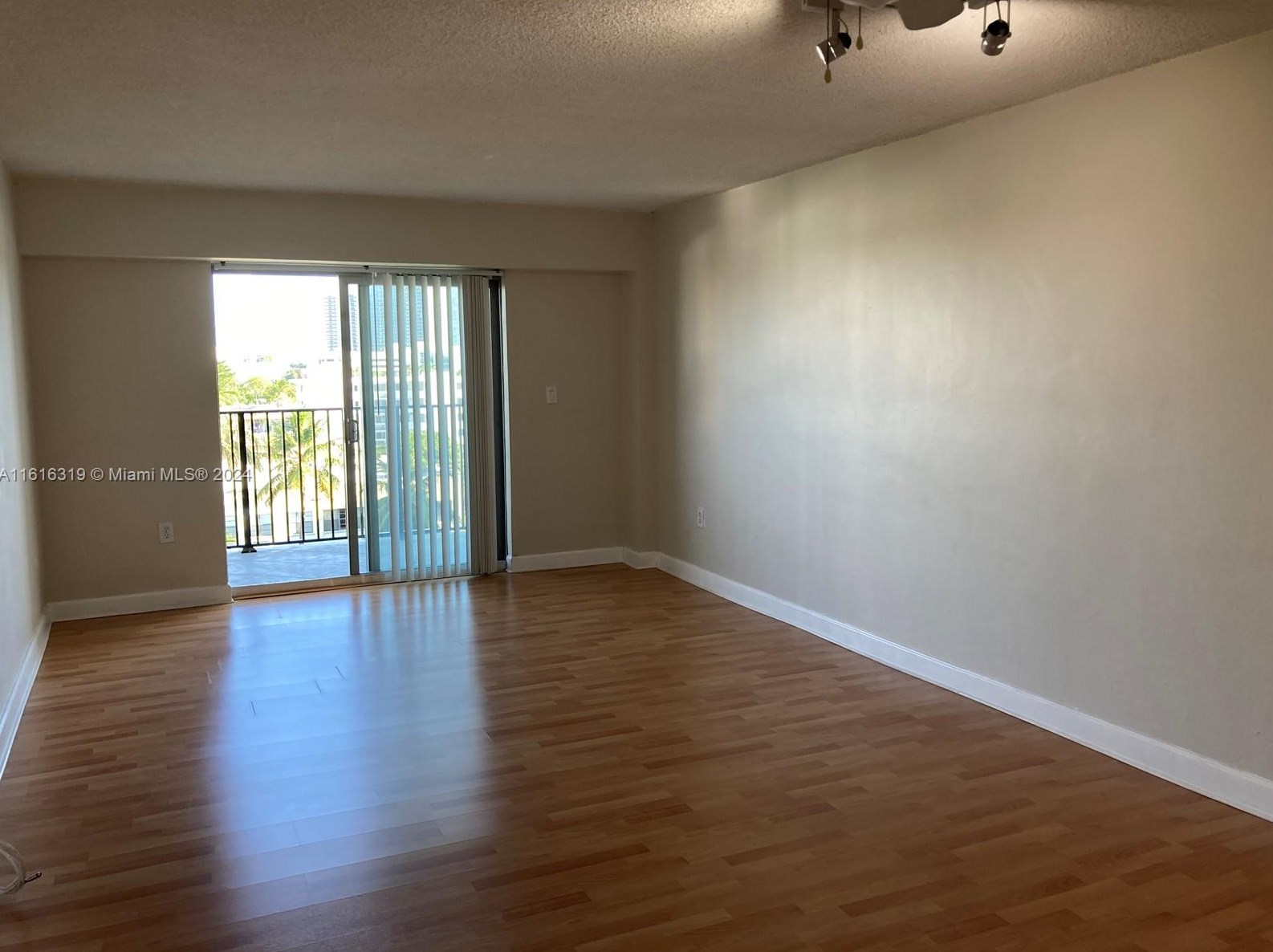 1000 Michigan Ave #706, Miami, FL 33139