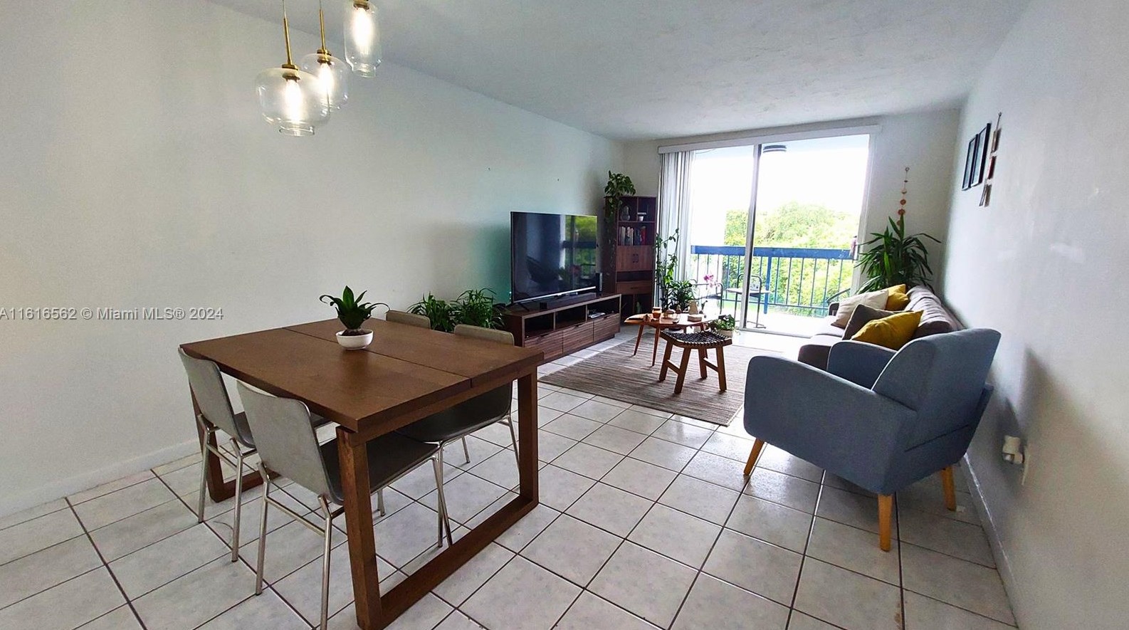 9440 Fontainebleau Blvd #415, Miami, FL 33172
