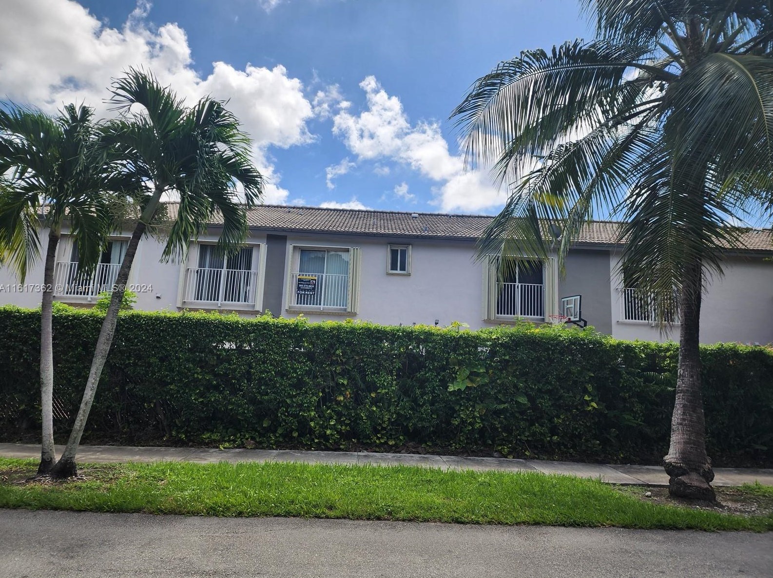 5705 109th Ave, Miami FL  33178-3995 exterior