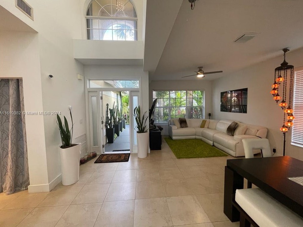 18431 Nw 11th Ct, Hollywood, FL 33029