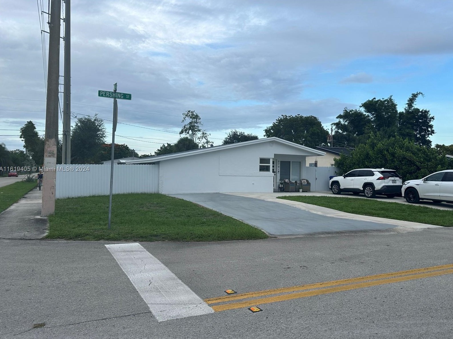 6791 Pershing St, Hollywood FL  33024-1833 exterior