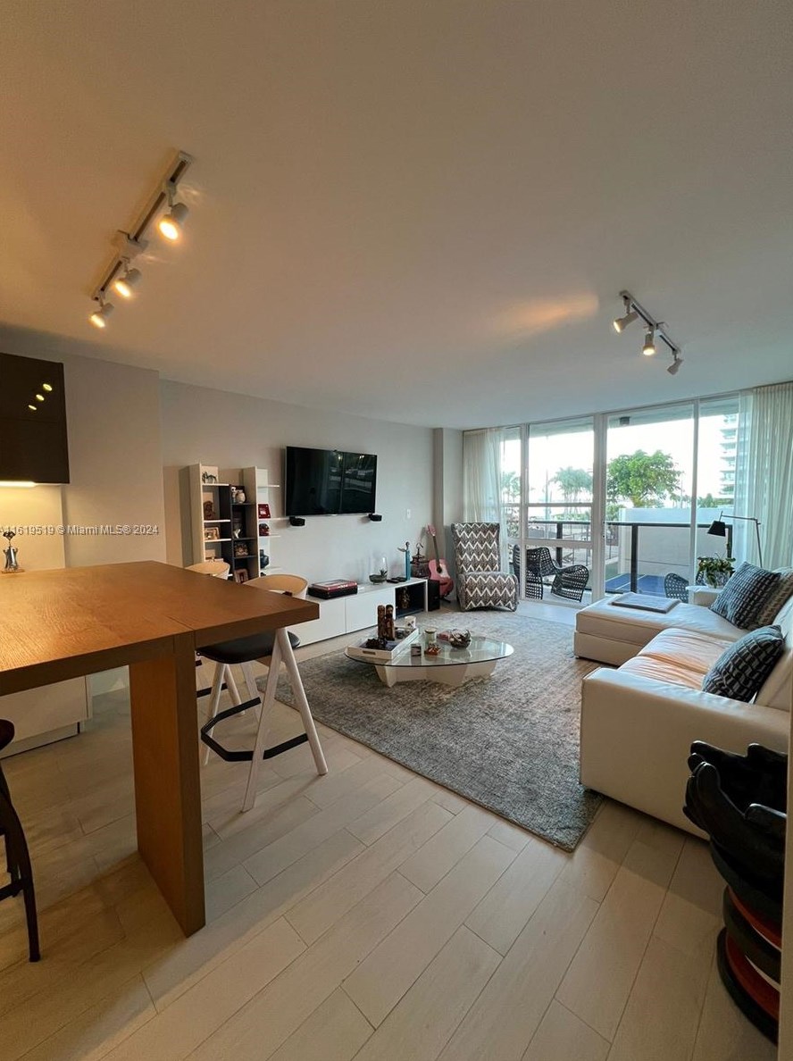 600 Ne 36th St #208, Miami, FL 33137