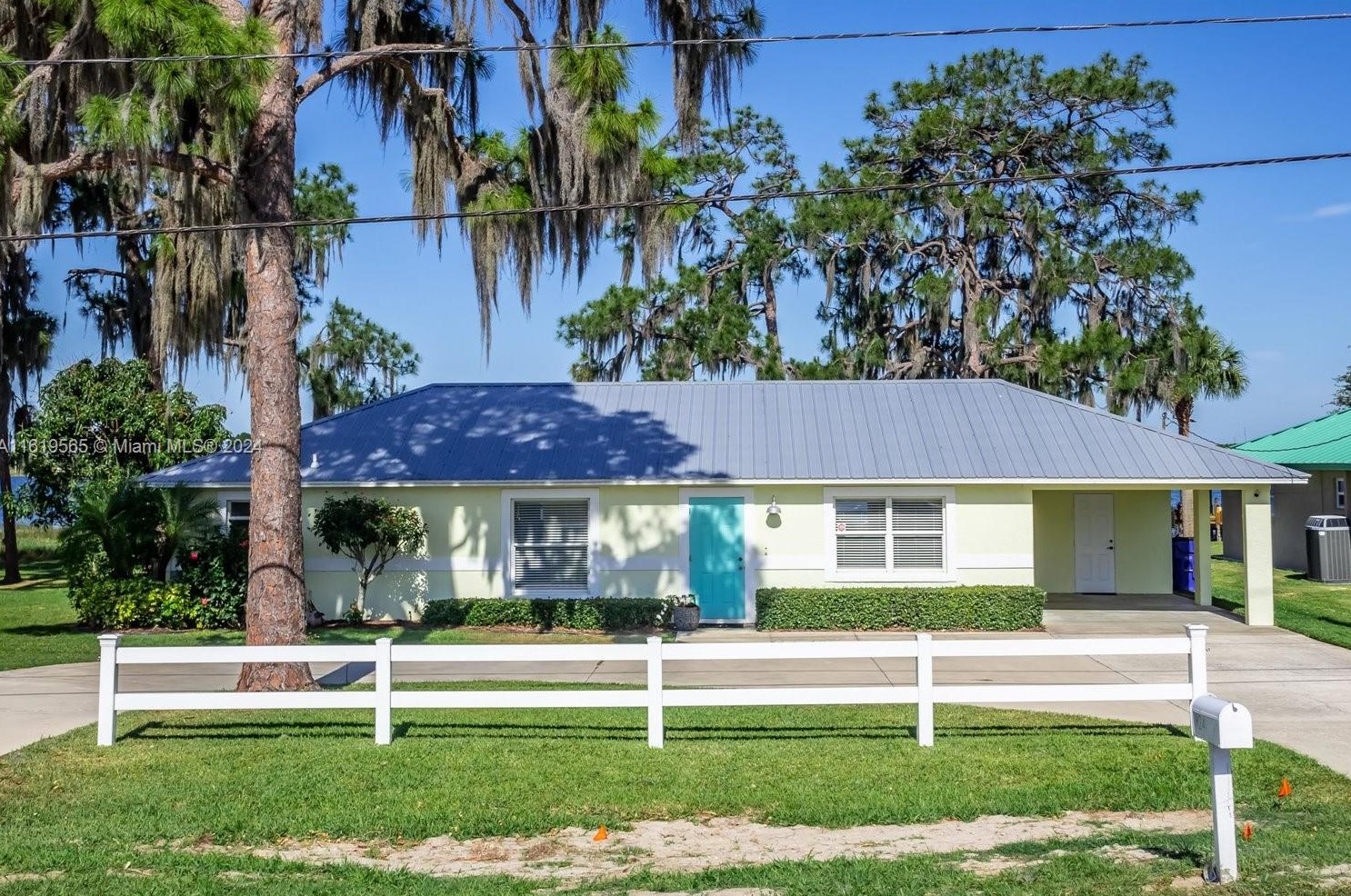 924 Lake Dr E, Lake Placid, FL 33852