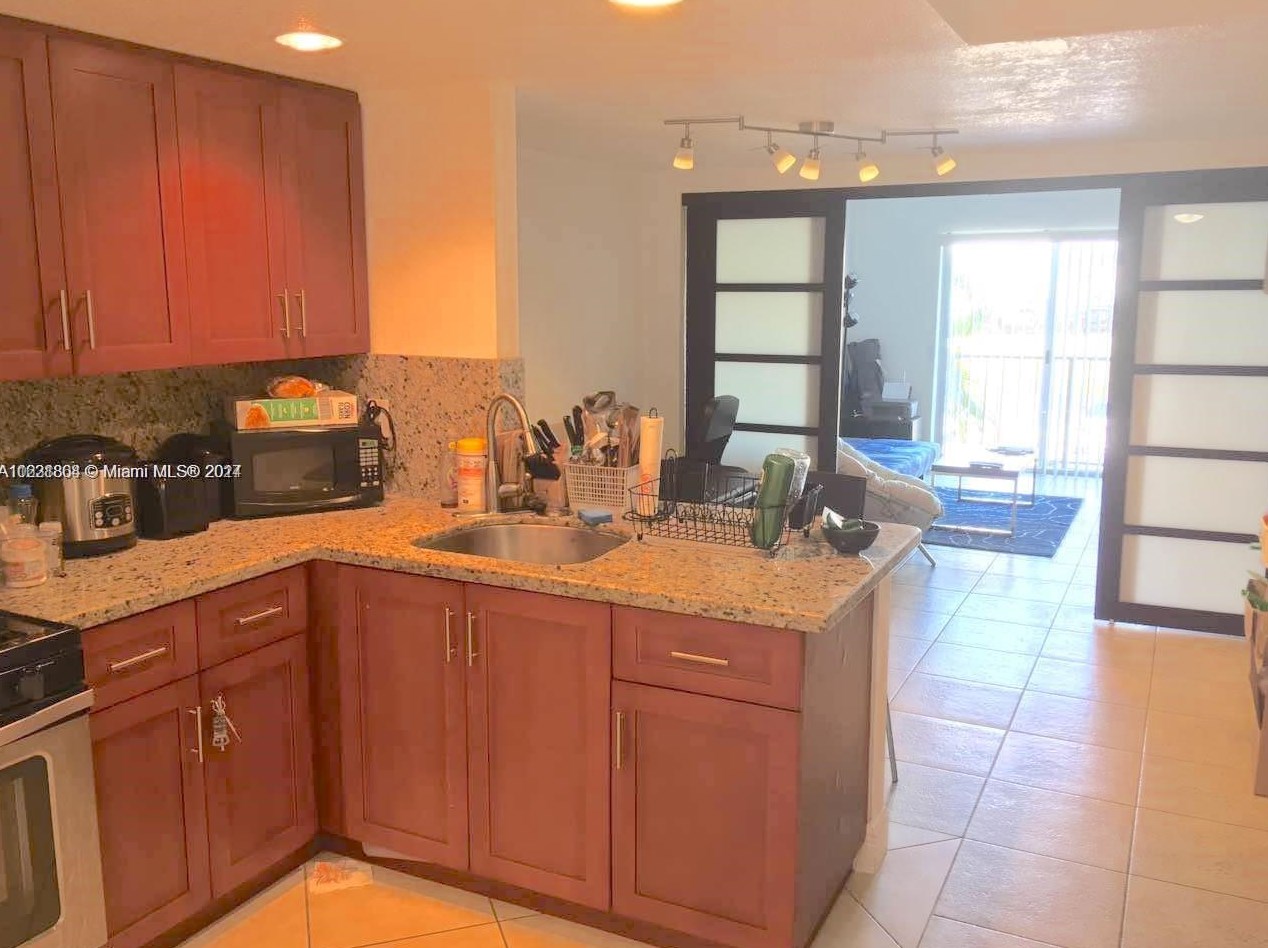6707 Kendall Dr, Miami, FL 33156-1743