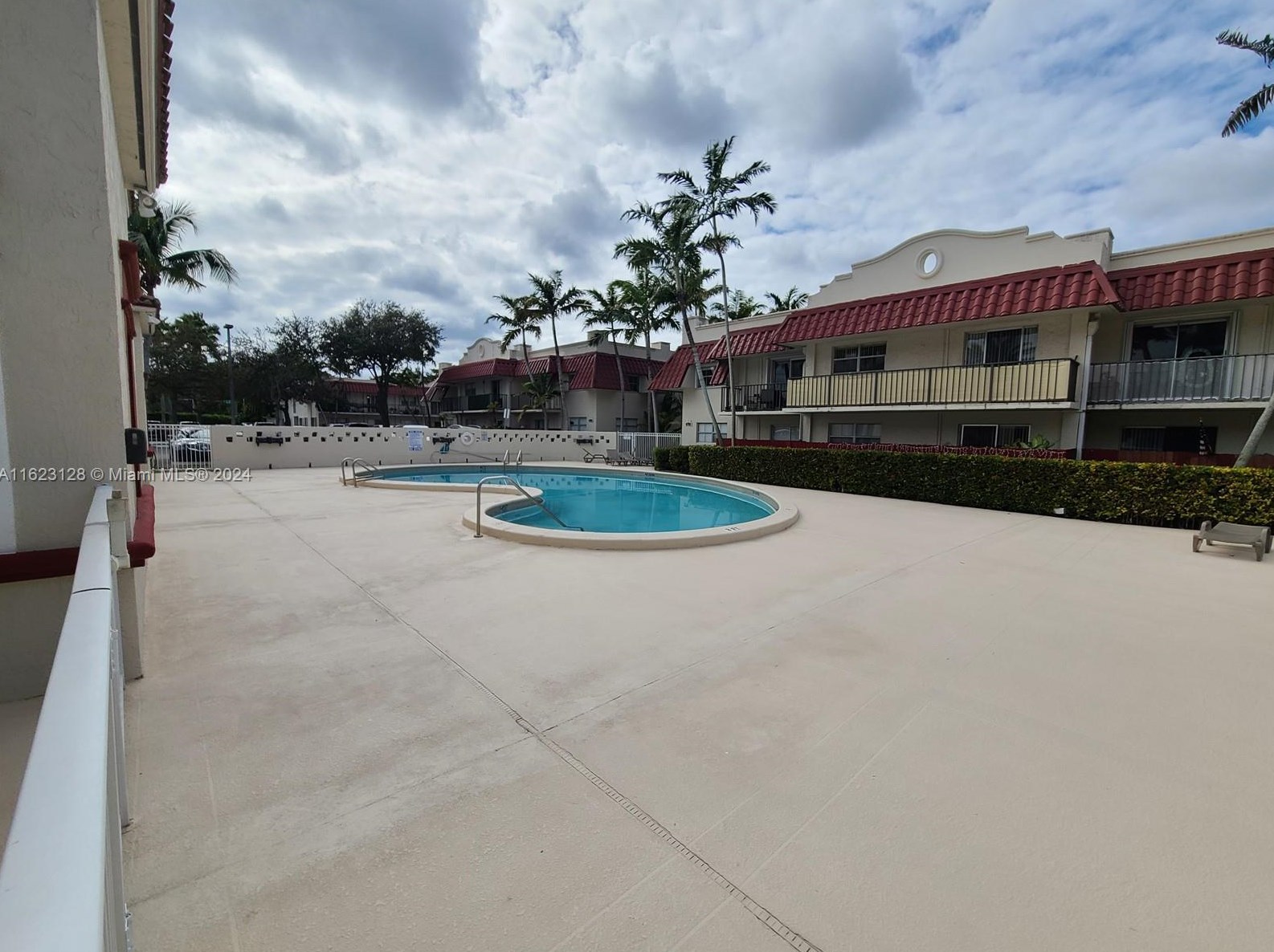 6707 Kendall Dr, Miami FL 33156-1743 exterior