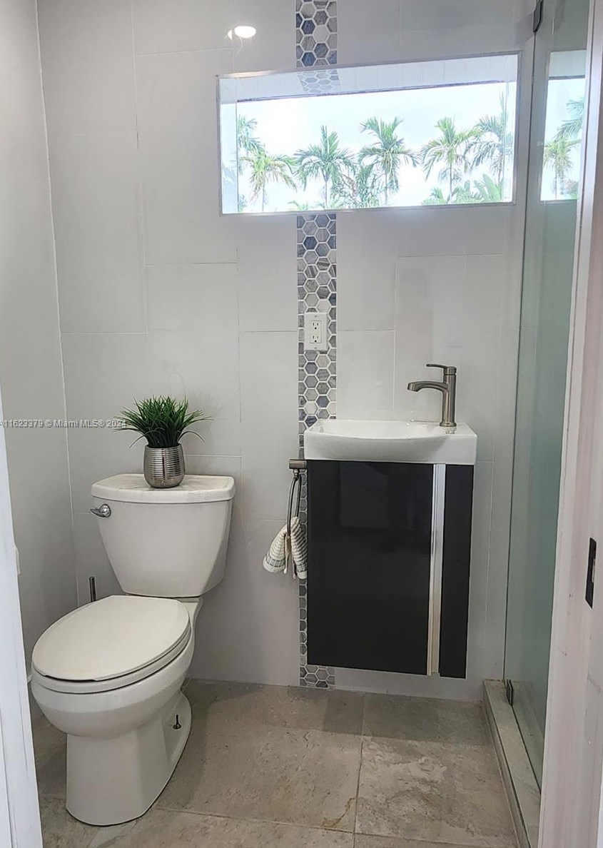 64 Corydon Dr, Miami FL  33166-5051 exterior