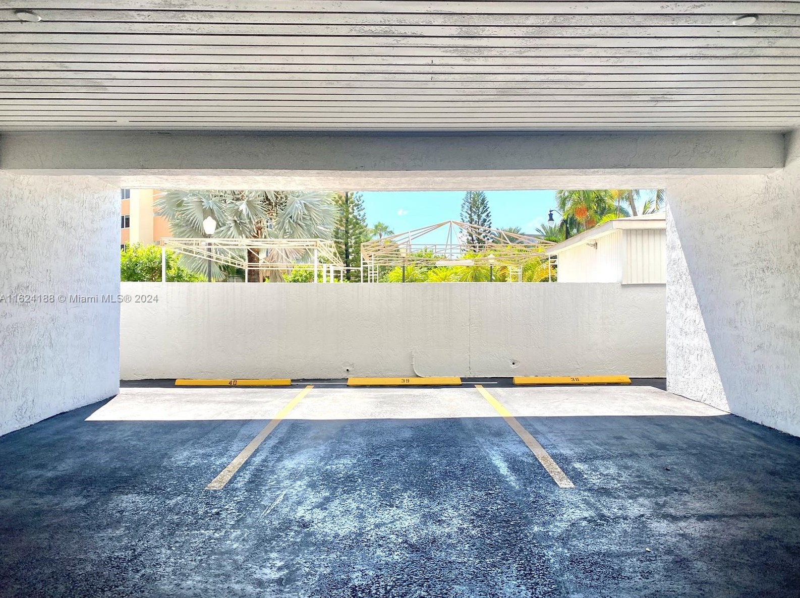 17801 Bay Rd, Miami FL 33160-1911 exterior