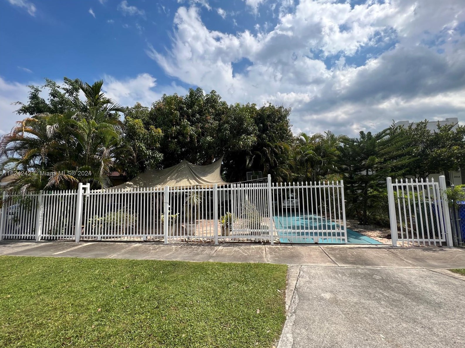 3044 15 St, Miami FL 33125-1924 exterior