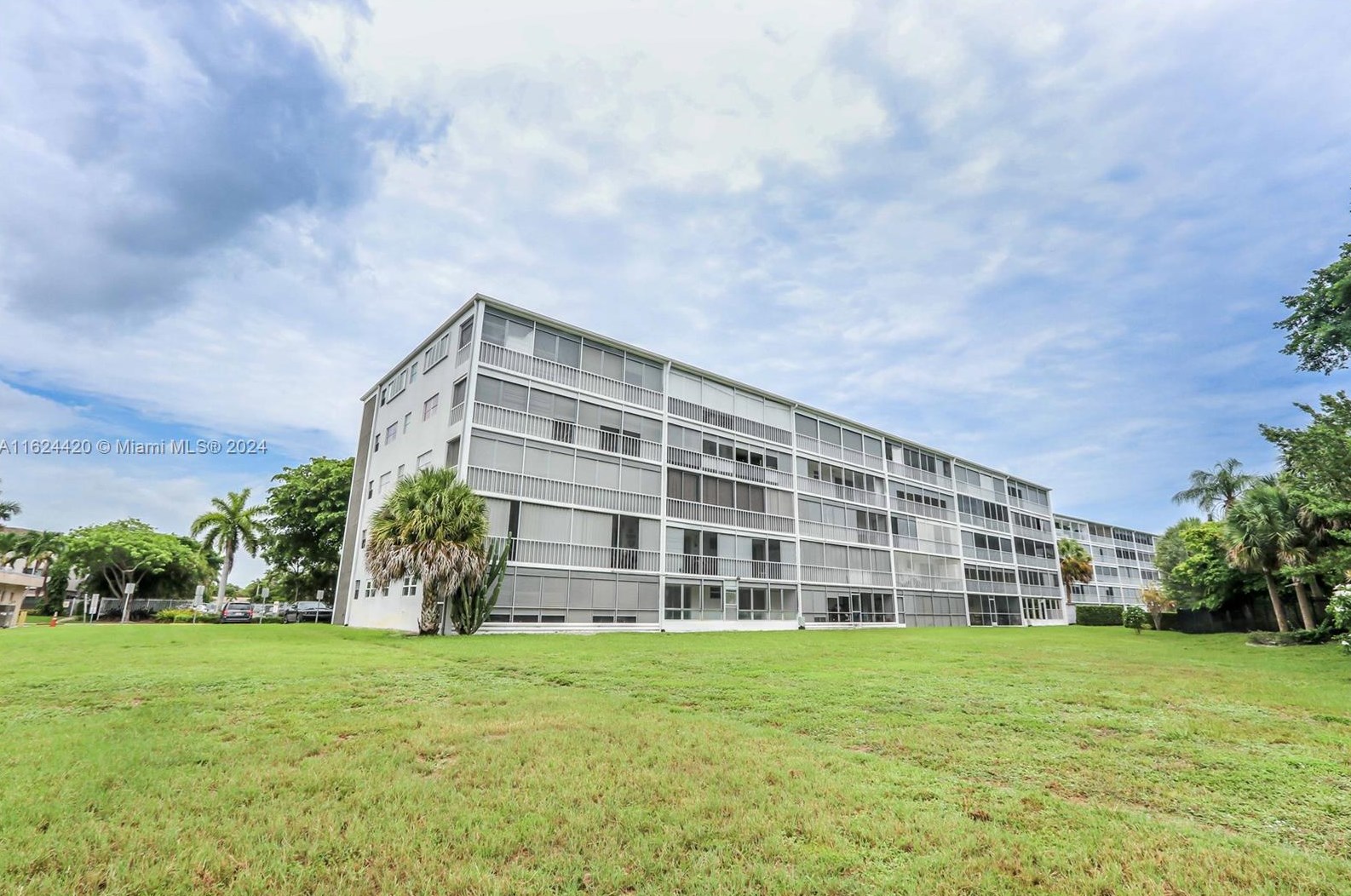4800 Hillcrest Ln #112, Hollywood, FL 33021