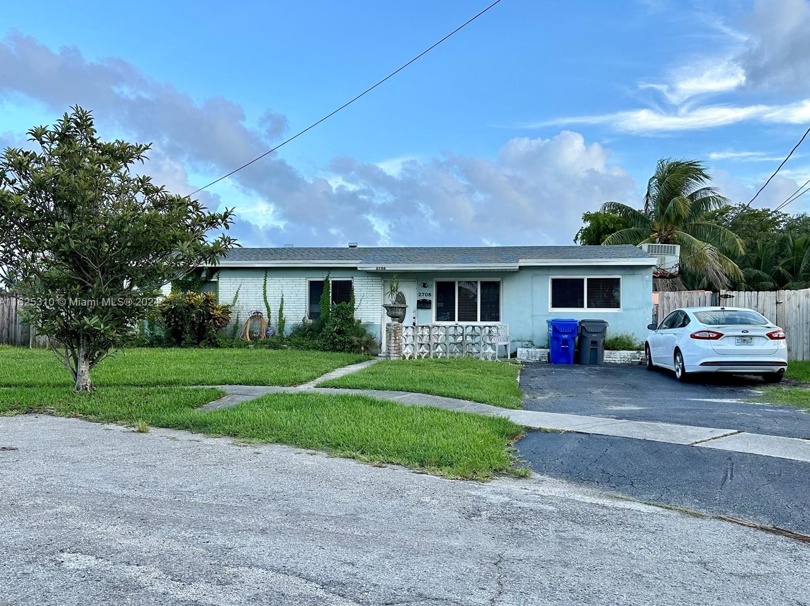 2706 Coolidge St, Hollywood, FL 33020