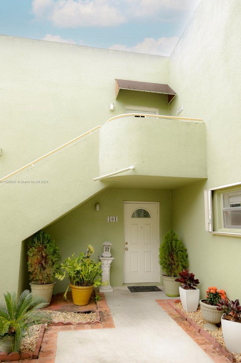 11001 7th St, Miami, FL 33172-3675