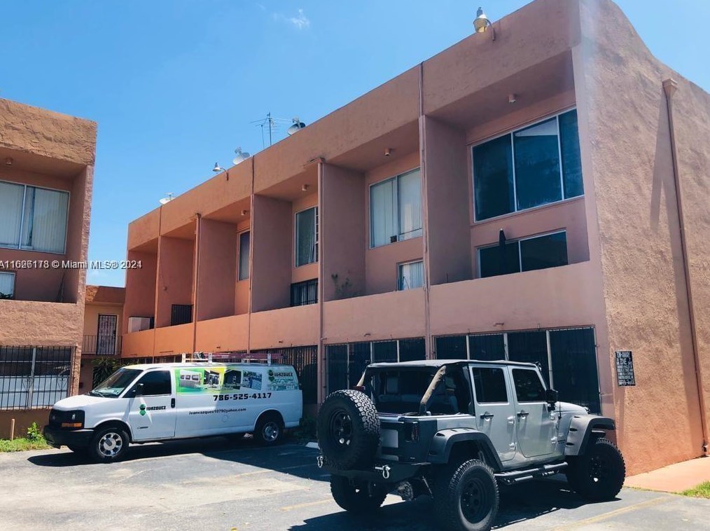 1305 46th St, Hialeah FL  33012-3284 exterior