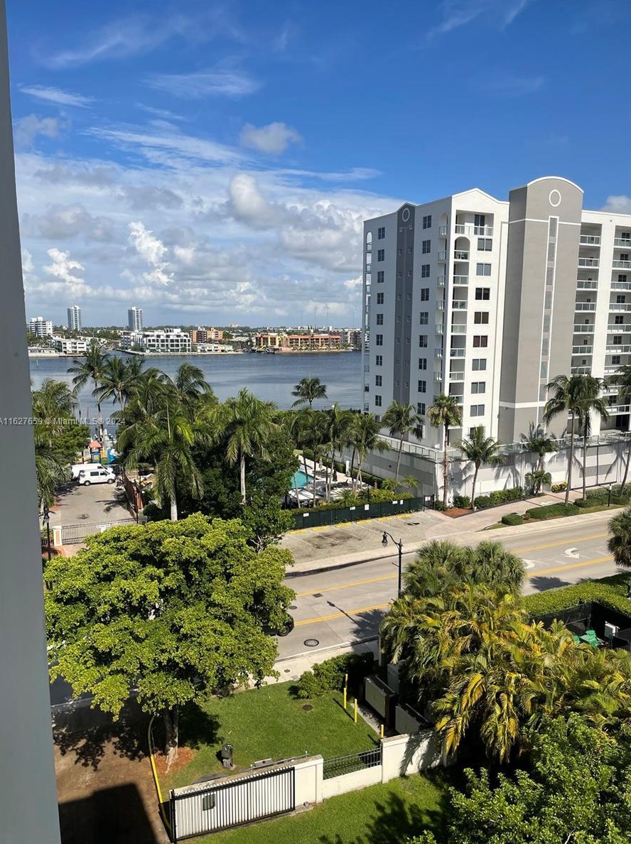 17021 Bay Rd, Miami FL 33160-3684 exterior