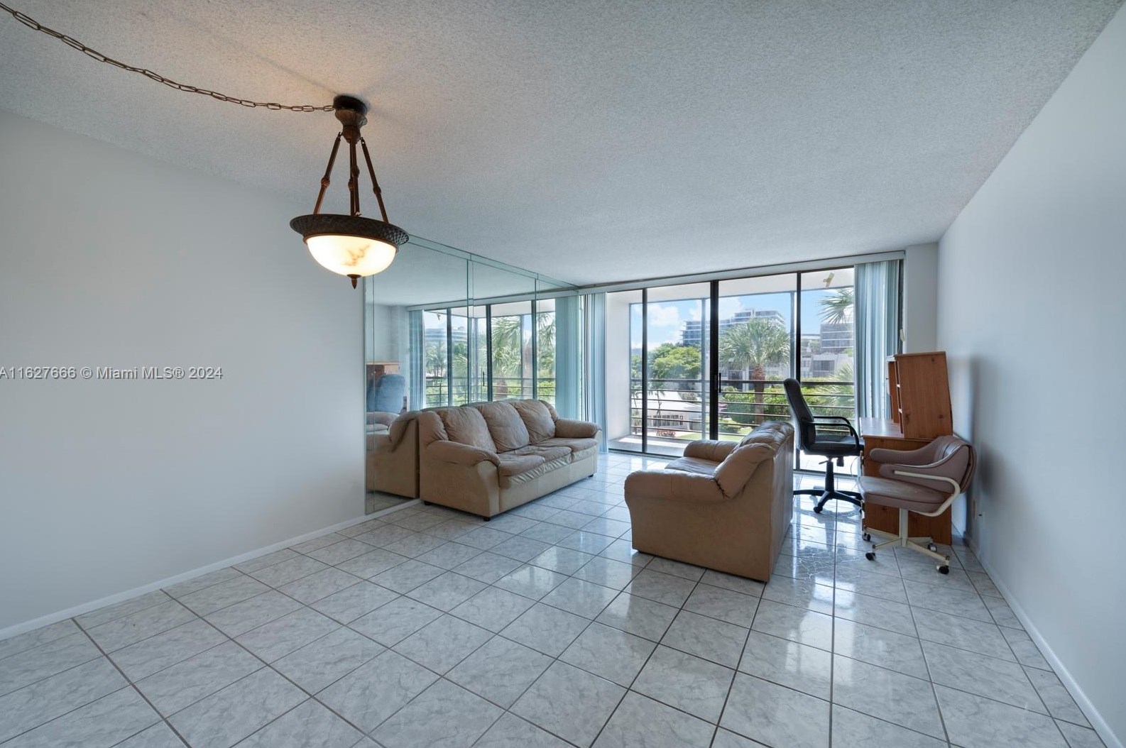 20500 W Country Club Dr #403, Miami, FL 33180