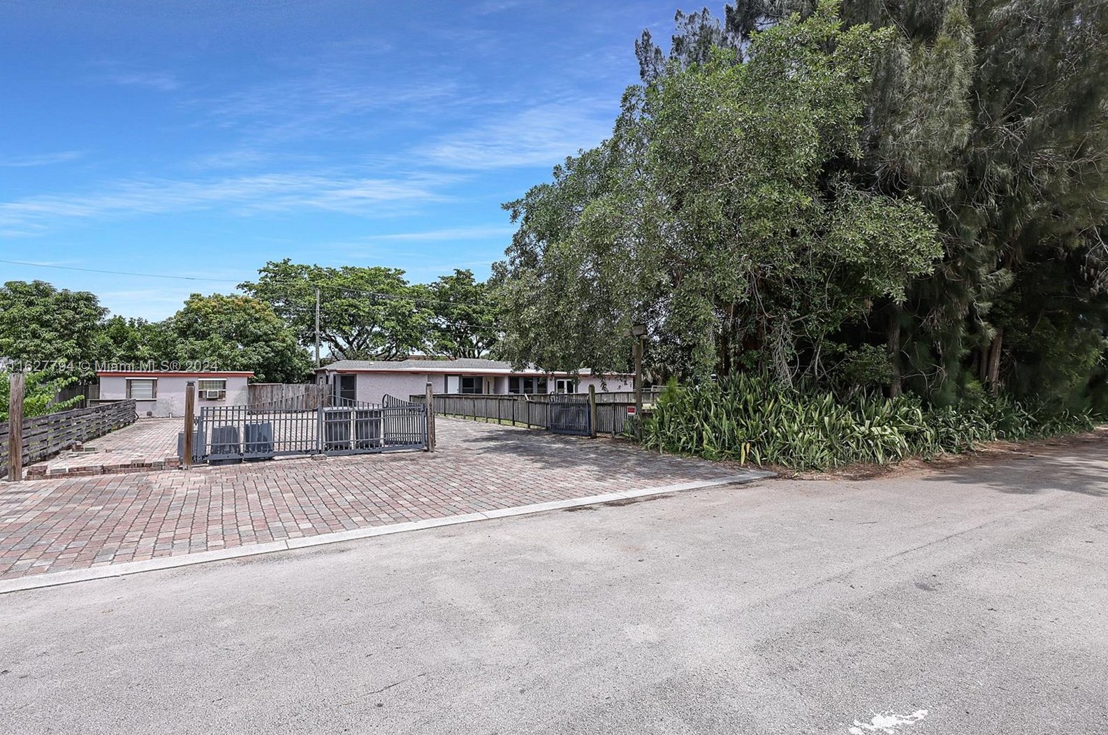 650 Mercury St, West Palm Beach, FL 33406