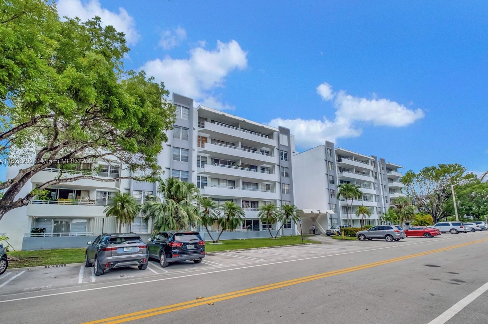 1080 94th St #208, Miami, FL 33154