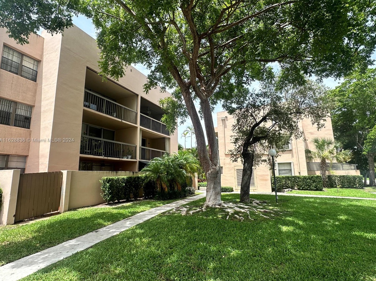 10975 Sw 107th St #204, Miami, FL 33176