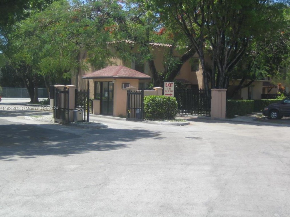 10832 Kendall Dr, Miami FL  exterior