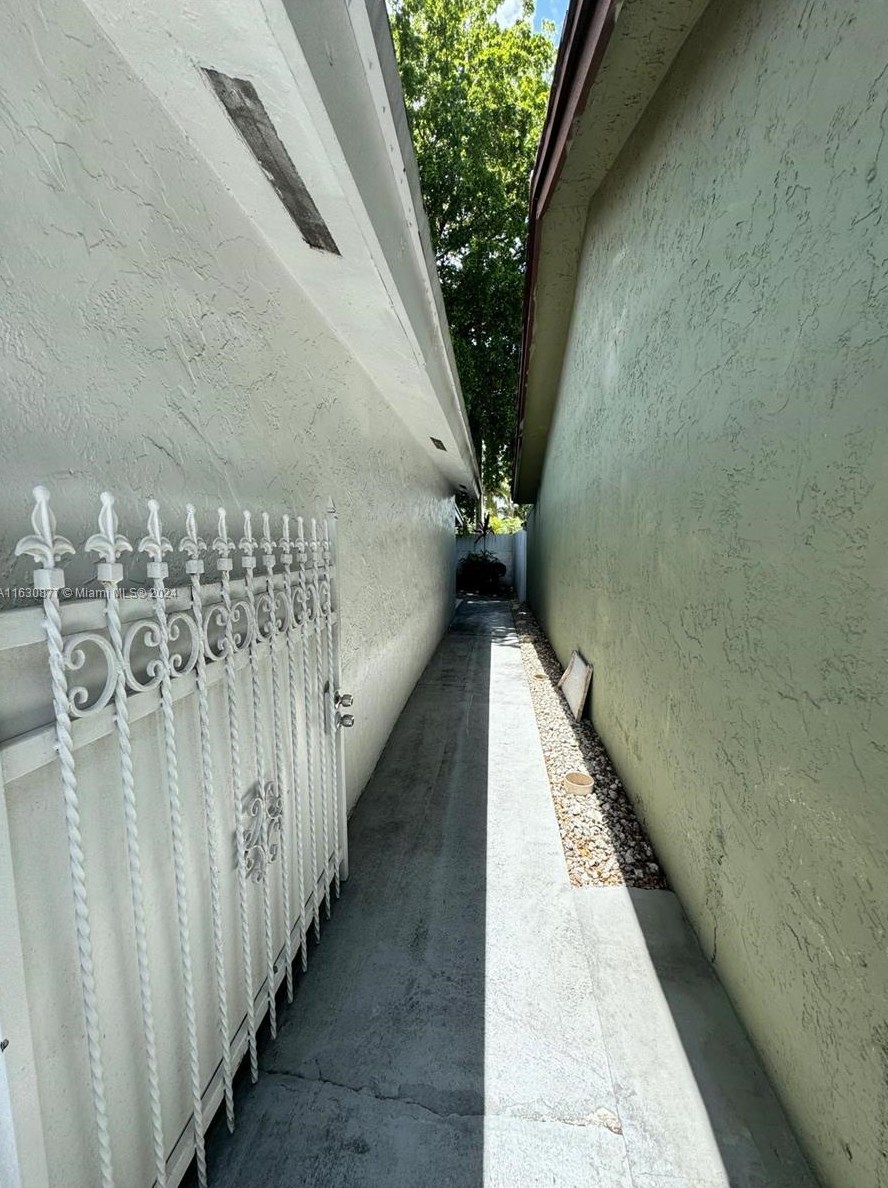 952 136 Pl, Miami FL 33175-1043 exterior