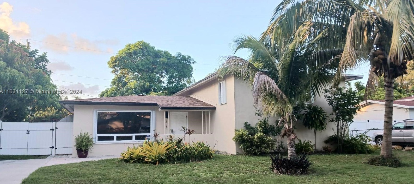 1325 202nd St, Miami, FL 33169-2747