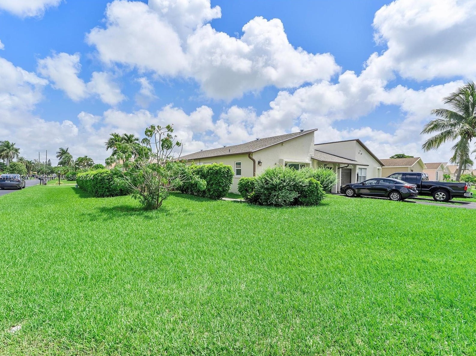 5429 Mirror Lakes Blvd, Boynton Beach FL  33472-1216 exterior