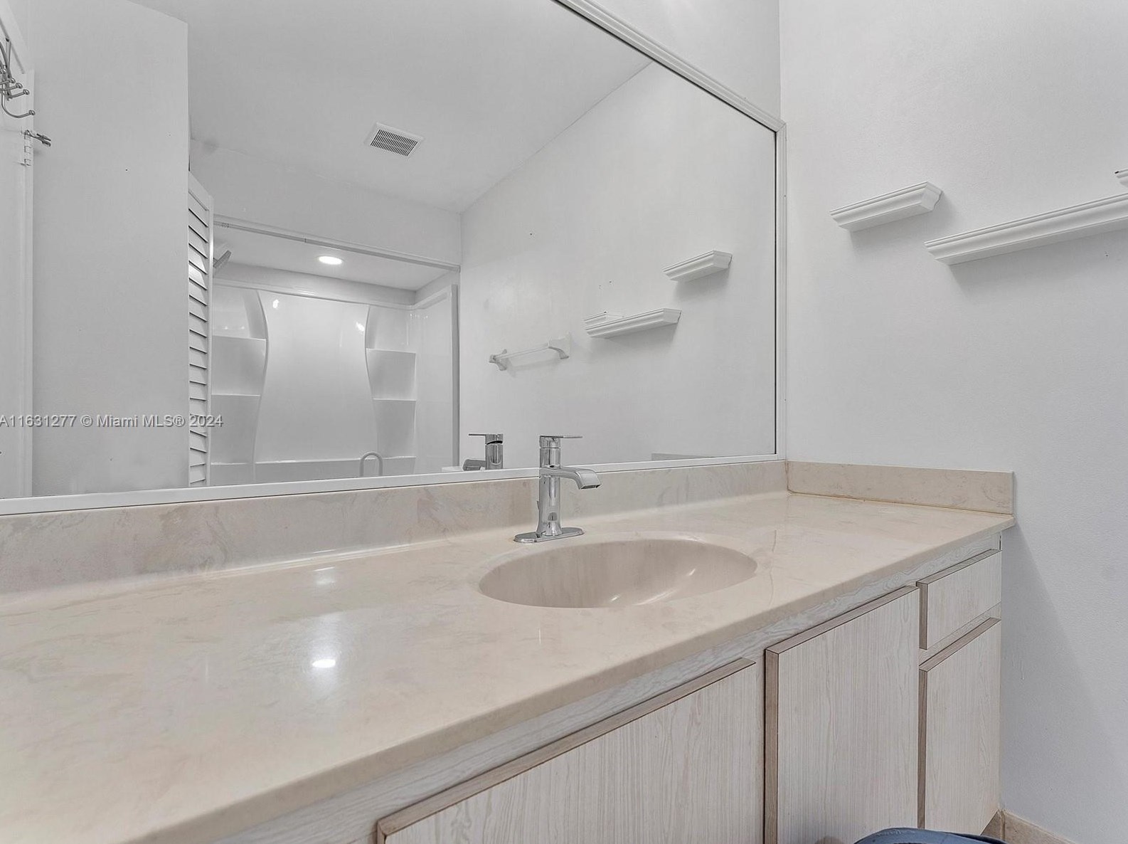 5429 Mirror Lakes Blvd, Boynton Beach FL  33472-1216 exterior
