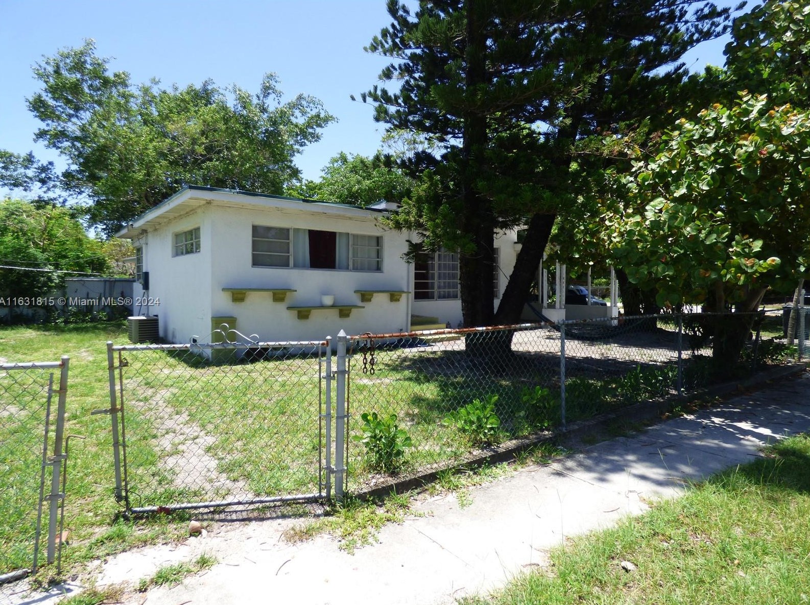 590 124th St, Miami, FL 33161-5424