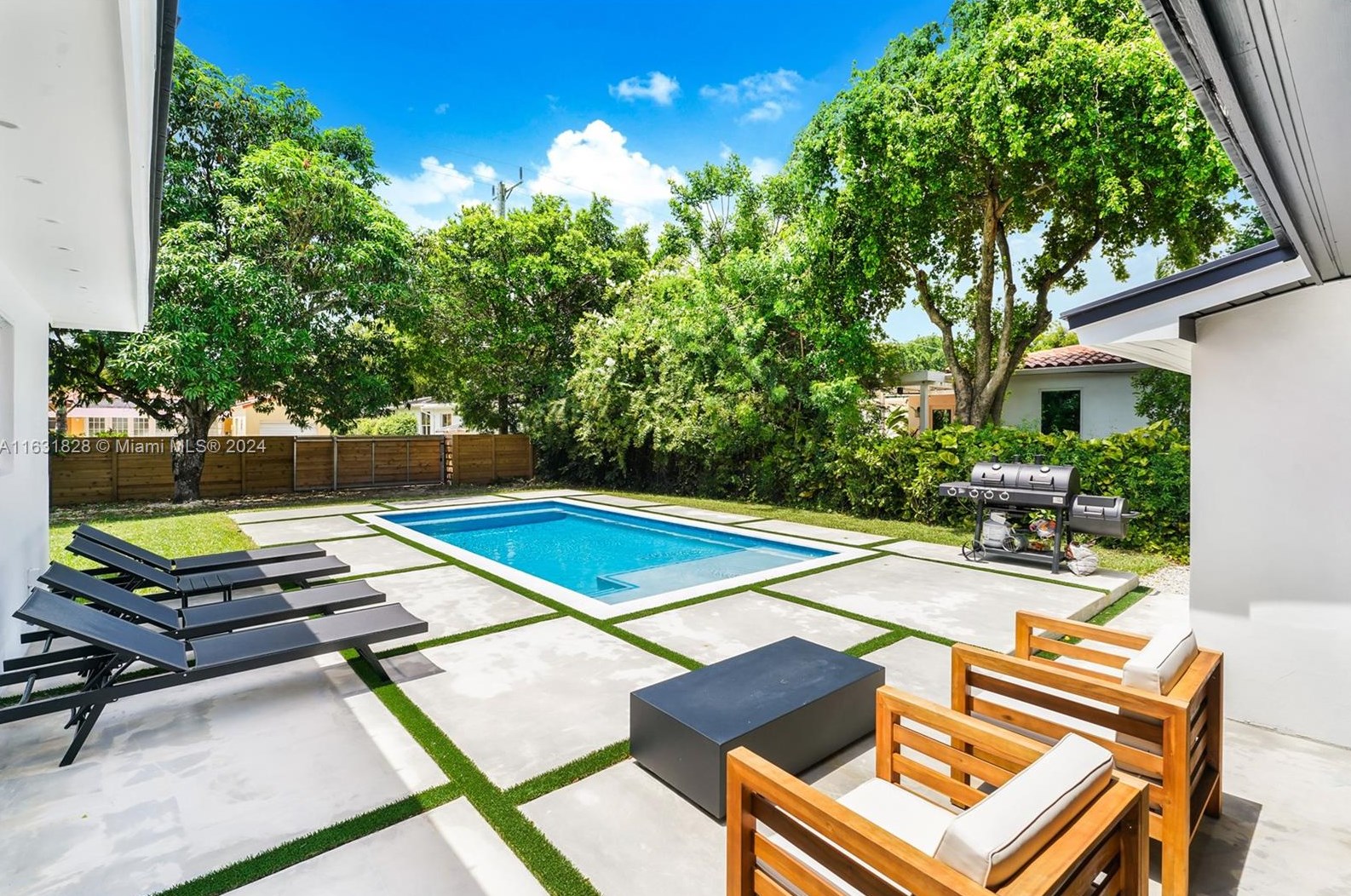 160 111th St, Miami, FL 33161-7048