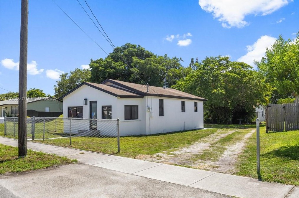 237 Nw 7th Ave, Dania Beach, FL 33004