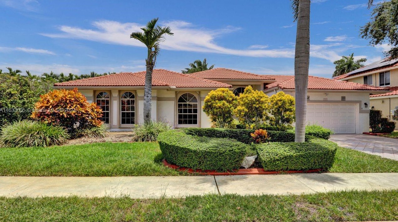 701 Laurel Ln W, Hollywood, FL 33027