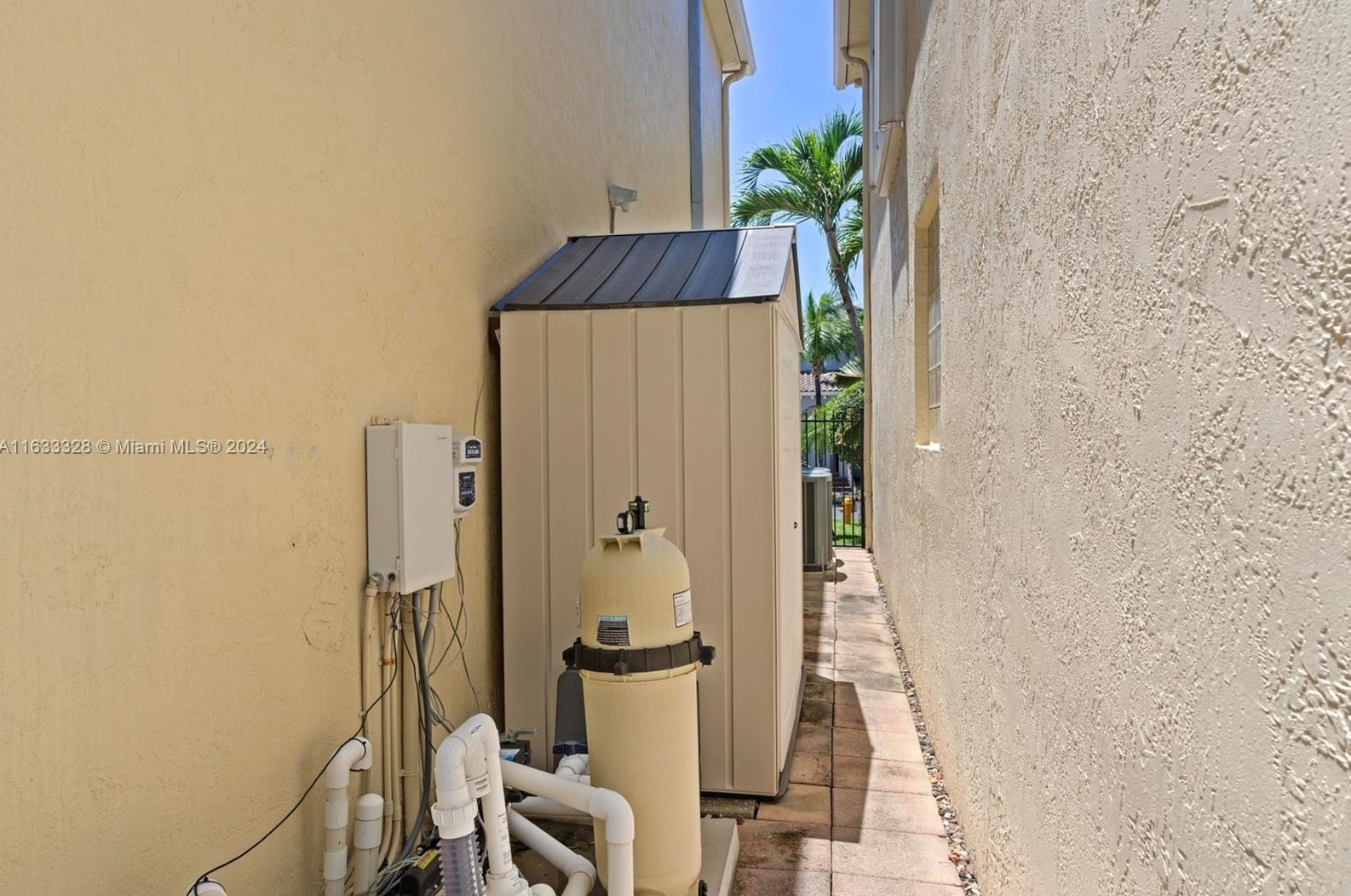 3227 212th St, Miami FL 33056-1014 exterior