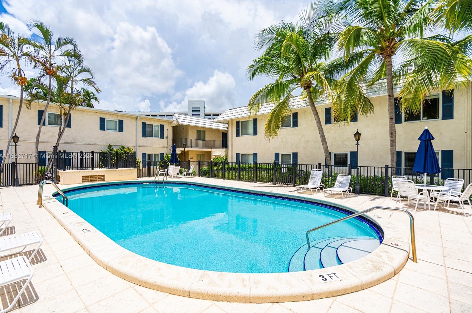 8609 68th Ct, Miami FL 33143-7802 exterior