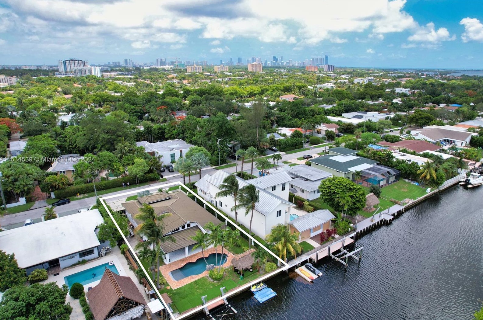 1860 124 St, Miami FL 33181-2613 exterior