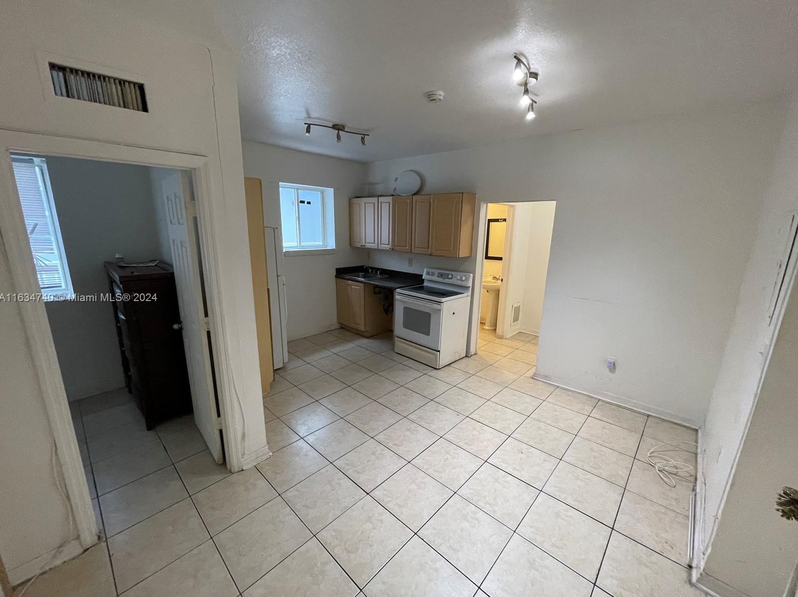1021 Nw 3rd St #207, Miami, FL 33128