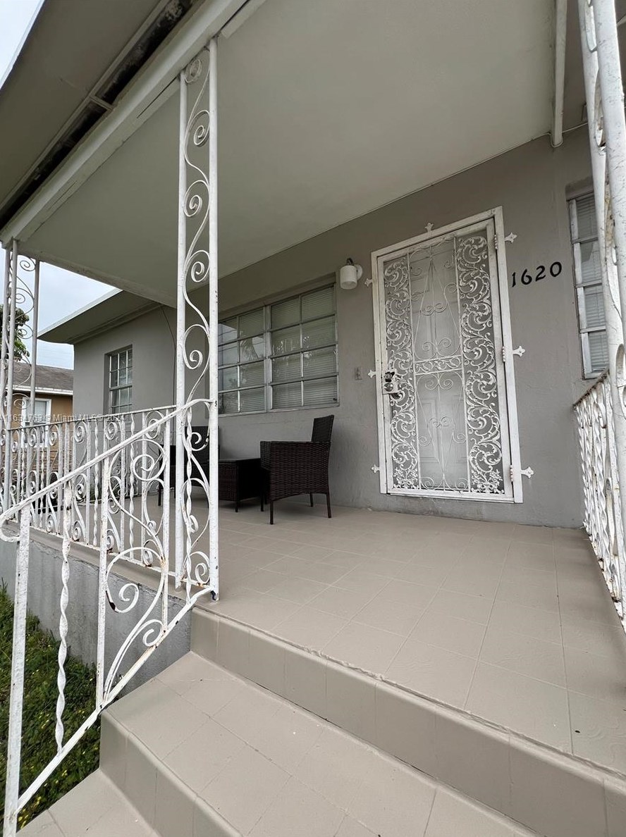 1620 42nd St, Miami, FL 33142-4871