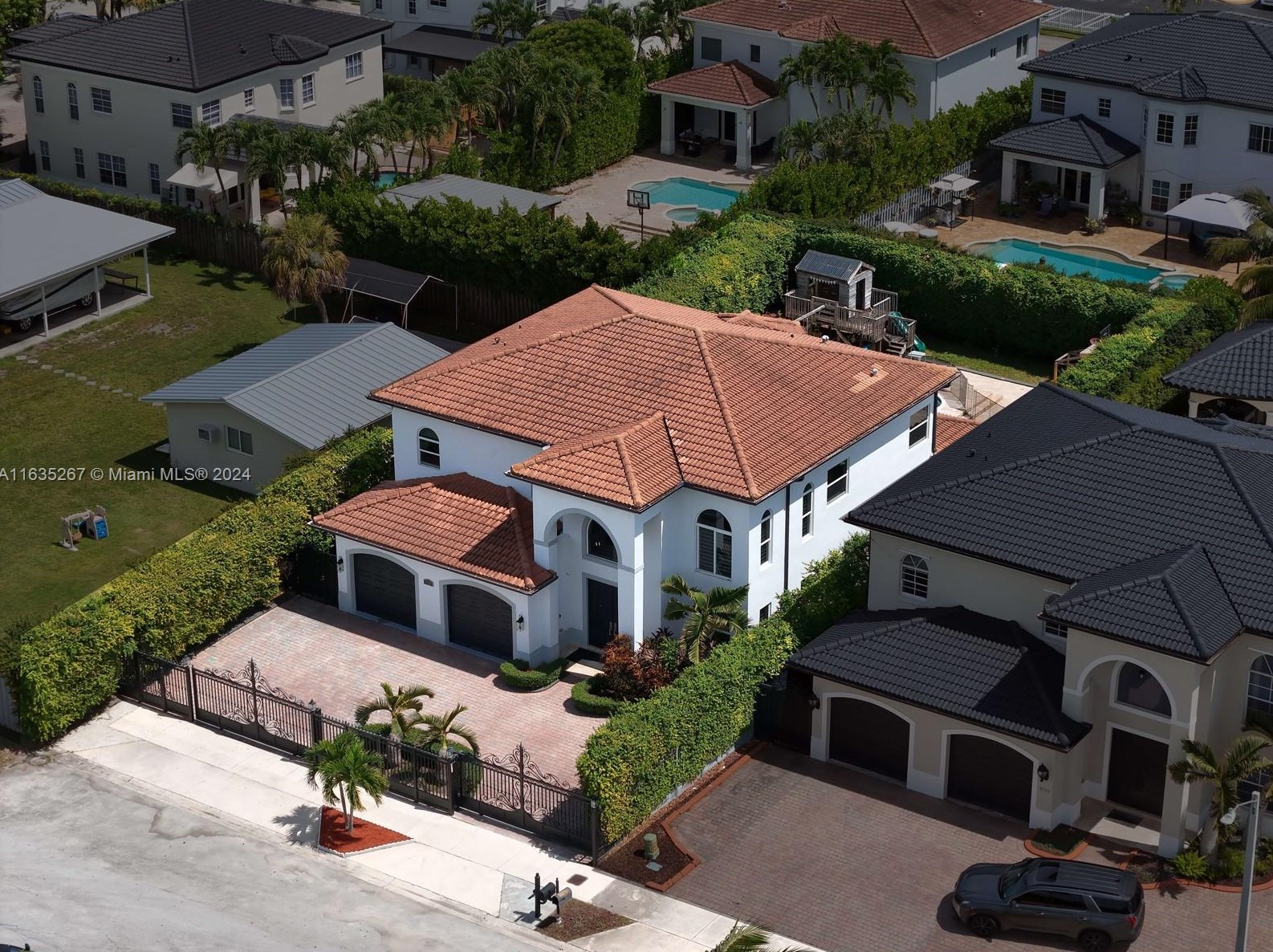 9730 34th St, Miami, FL 33165-3910