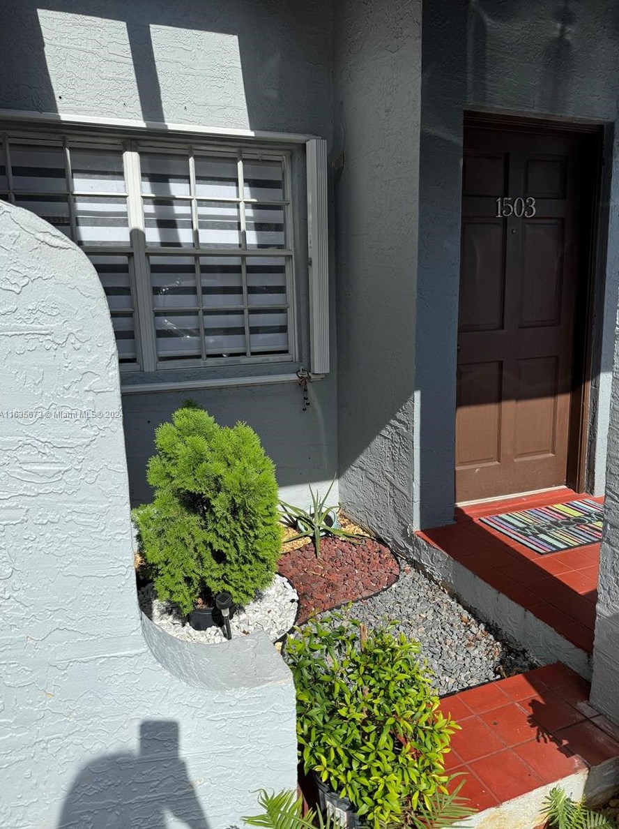 7060 173rd Dr, Hialeah, FL 33015-5525